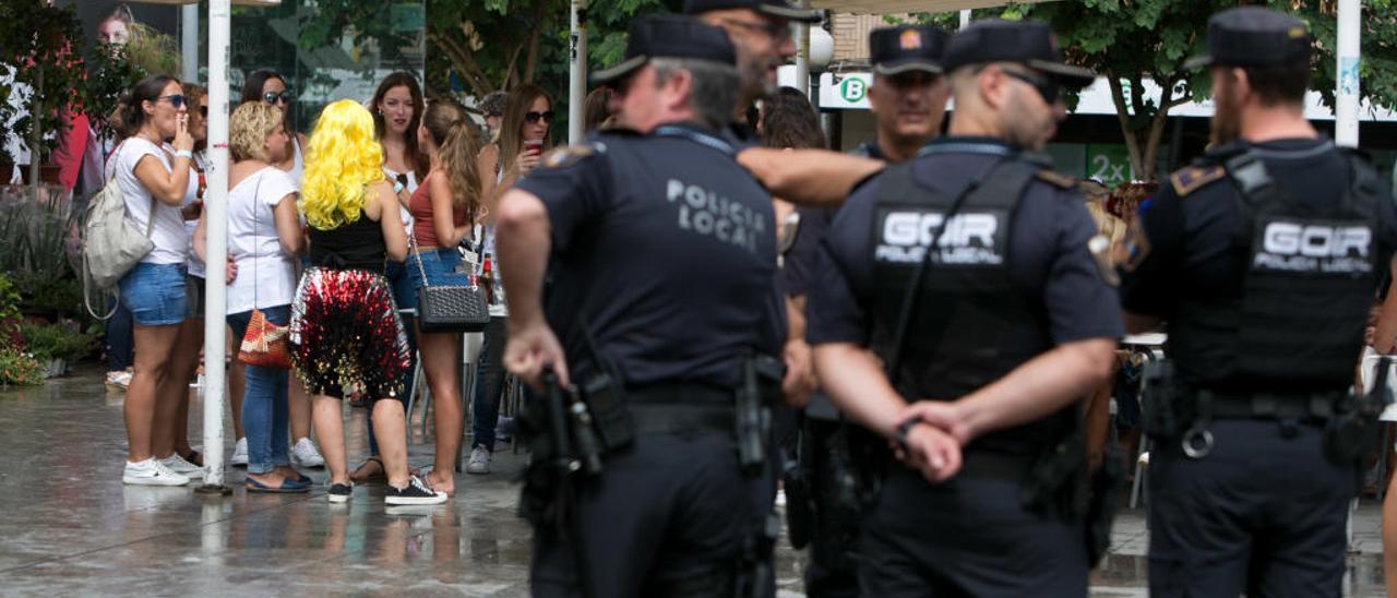 Agentes en la zona de terrazas cerca del Mercado Central