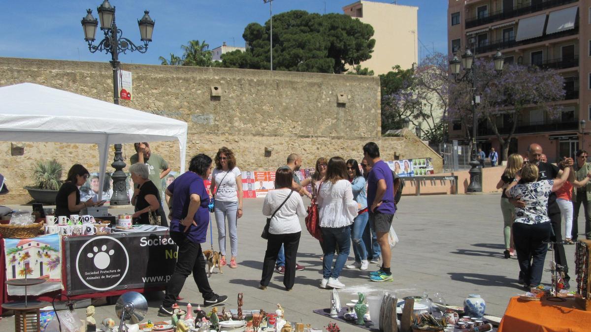 La Protectora de Animales de Burjassot en uno de sus rastrillos solidarios.