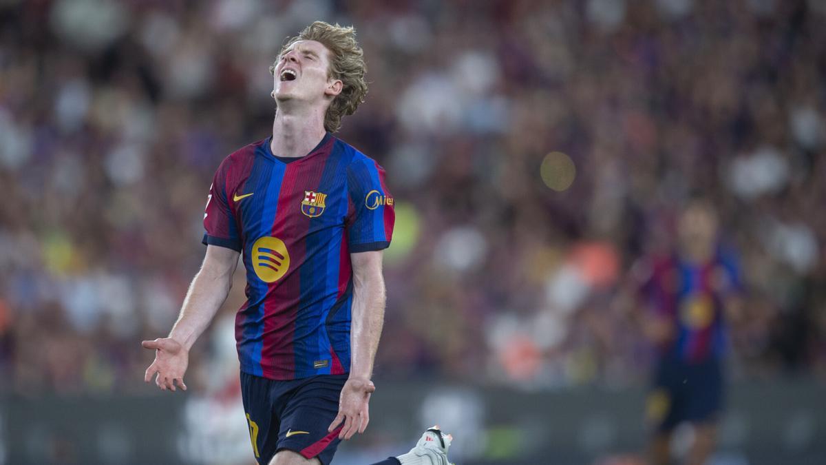 Anthony Gordon, durante del partido entre el FC Barcelona y el Rayo Vallecano.
