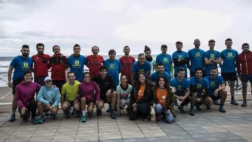 Un grupo de participantes en la actividad deportiva, en el paseo de Salinas.