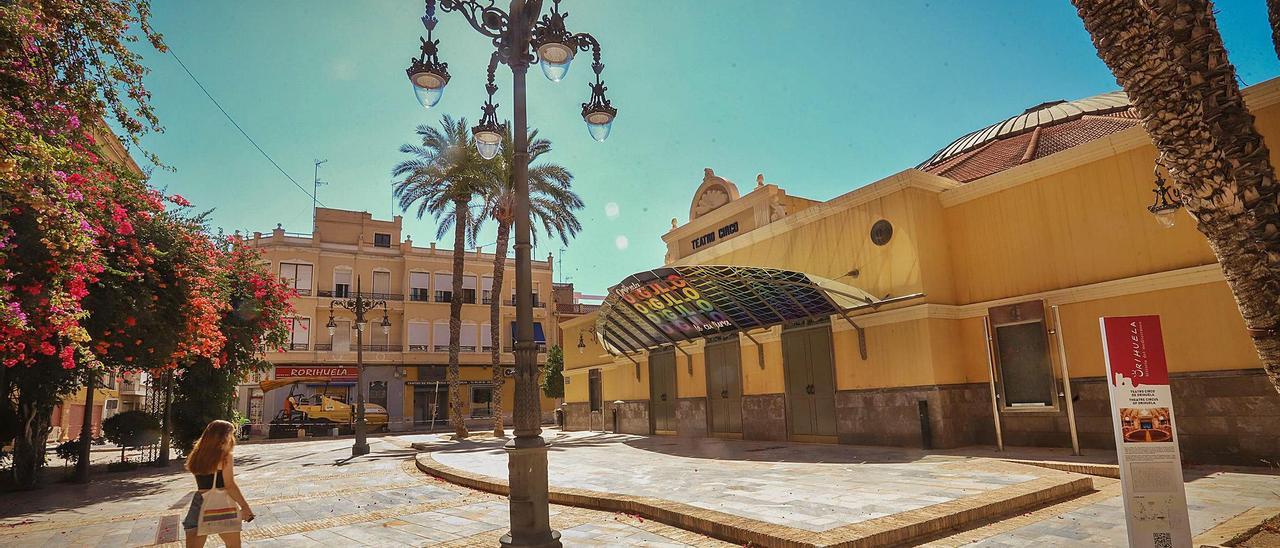 Explanada delantera del Teatro Circo y el imponente y singular edificio que actualmente queda enclavado en pleno casco urbano de Orihuela.  | TONY SEVILLA