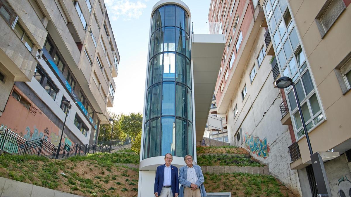 Abel Caballero y Javier Pardo, junto al nuevo ascensor en Juan Ramón Jiménez.