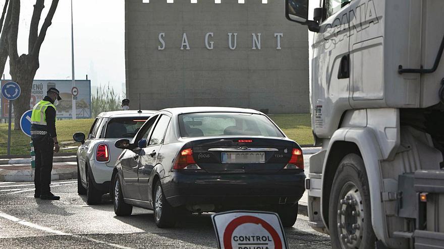 17 multados por la Policía Local de Sagunt al inicio del cierre perimetral | DANIEL TORTAJADA