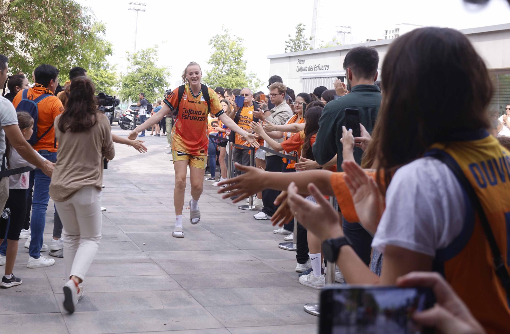 Así fue el recibimiento de los aficionados de Valencia Basket  antes de enfrentarse al  Perfumerías