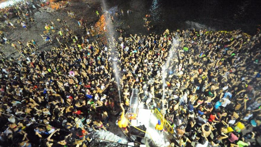 Imagen de archivo de una de las ediciones de la Fiesta del Agua, en el Muellito de El Cotillo.