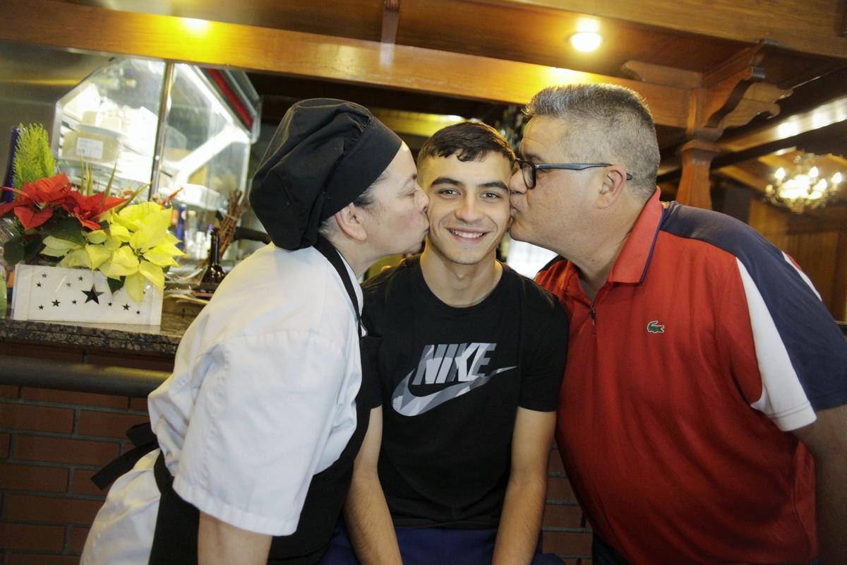 Pedri posa con su padre y su madre en la tasca de Tegueste que estos llevan desde hace más de 20 años.