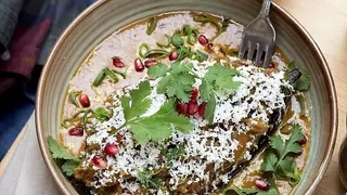 Así se hace el 'baingan bharta', uno de los curris más famosos de la India