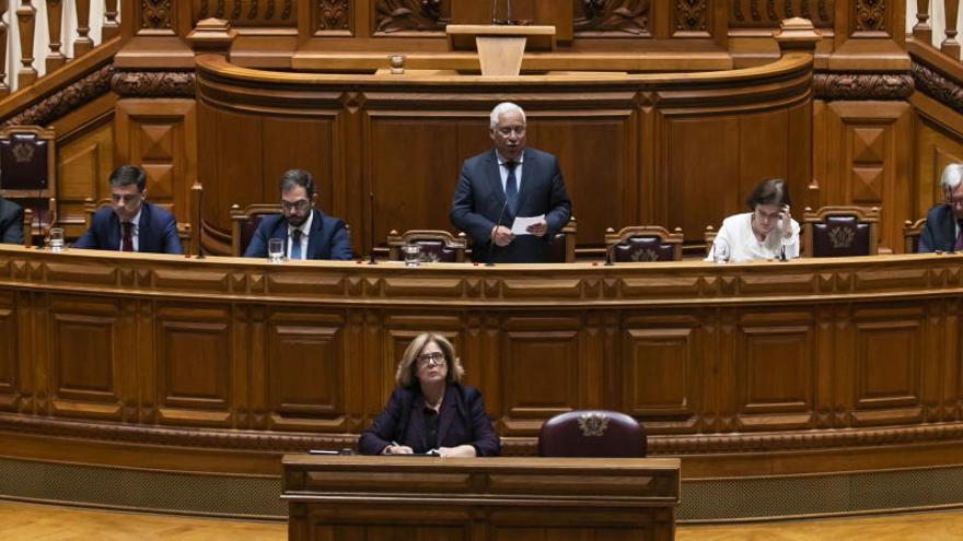 El Primer Ministro portugués, Antonio Costa, habla durante el debate parlamentario sobre la petición del Gobierno de autorizar la declaración del estado de emergencia.