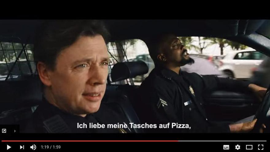 Das Double von Samuel L. Jackson isst seine Maultaschen auf Pizza.