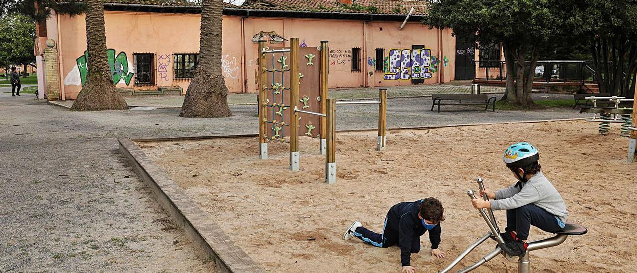 Dos niños, jugando en un parque infantil de El Lauredal.