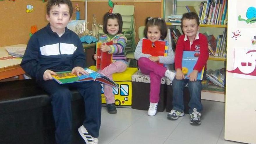 Niños degañeses en la biblioteca municipal.