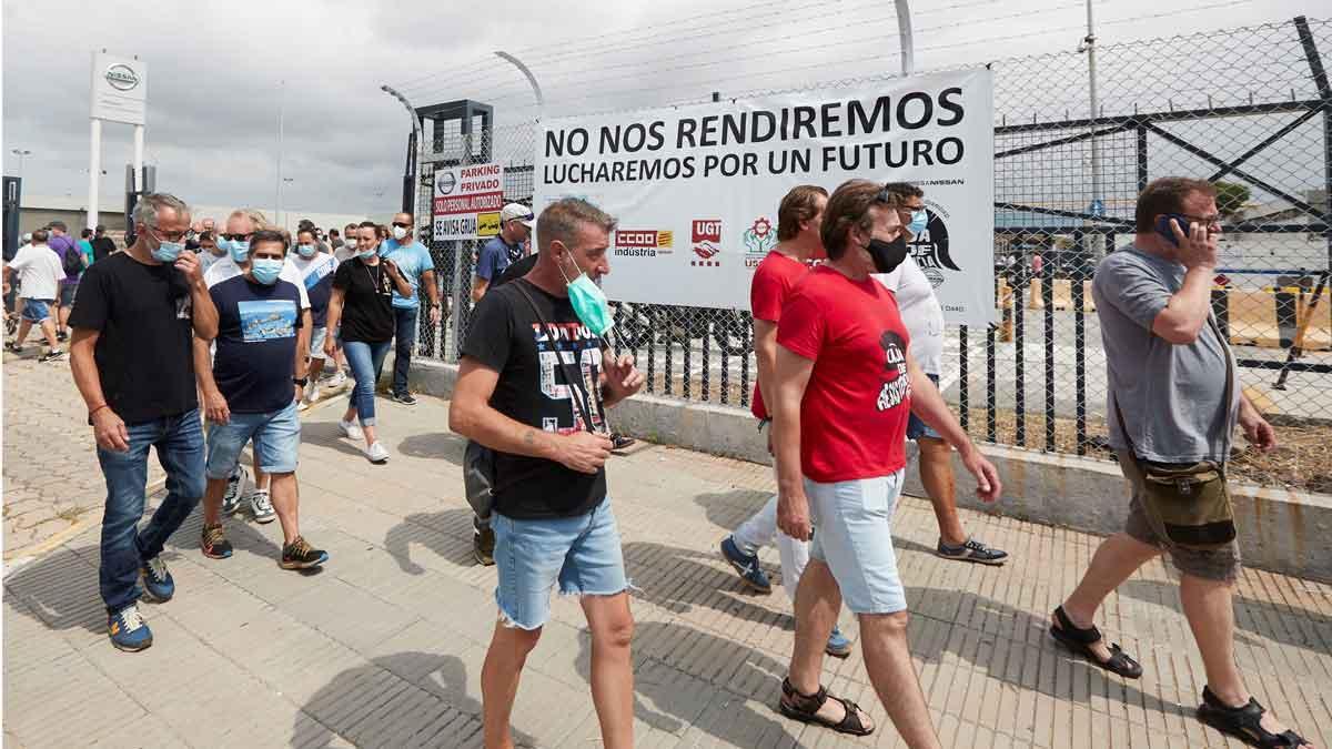 Trabajadores de Nissan dedican una sonora pitada y petardos a la dirección de la multinacional