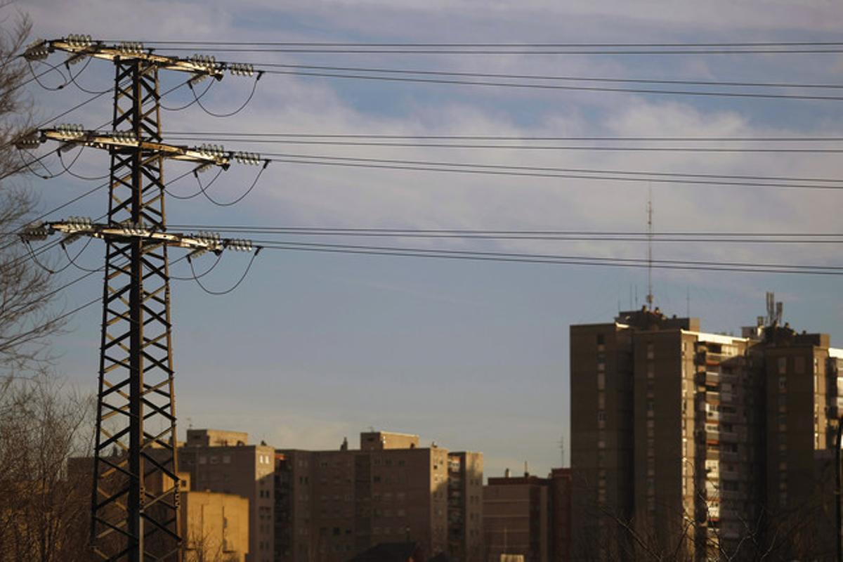 Torres d’alta tensió en un barri madrileny