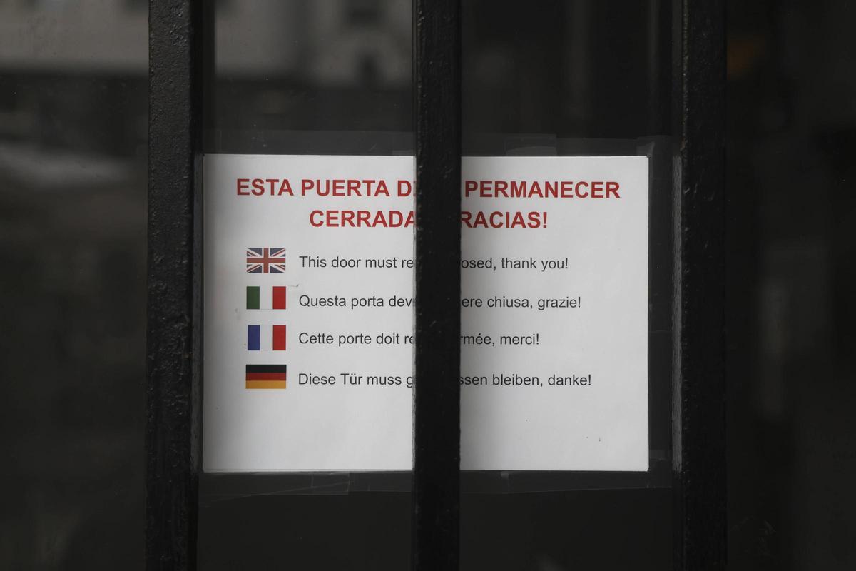 Cartel colocado en el acceso al edificio