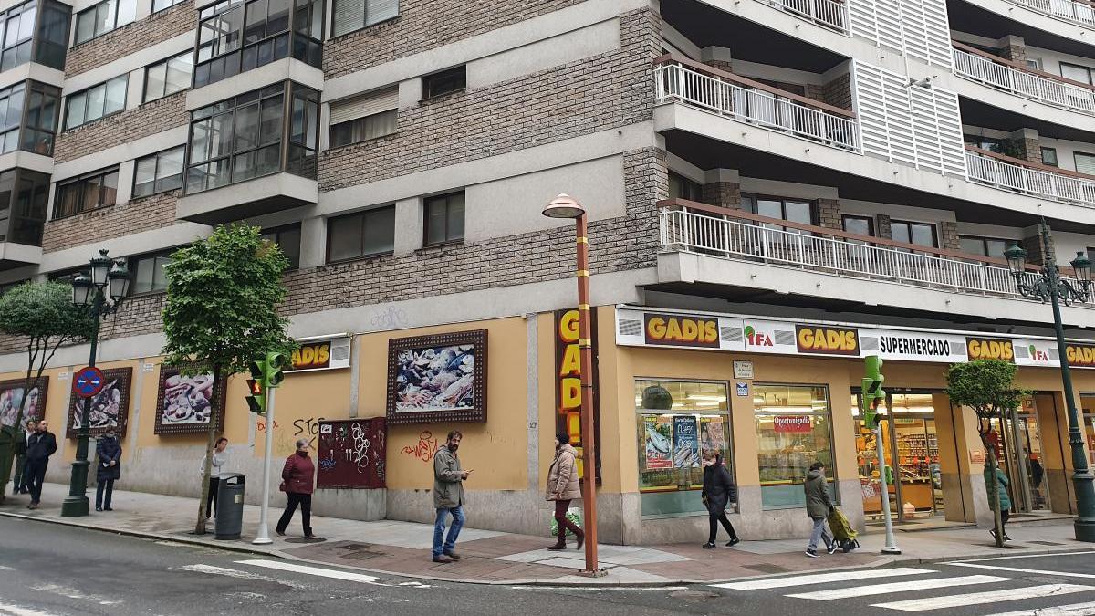 Clientes haciendo cola en un supermercado de Gadis en Vigo. // Marta G. Brea