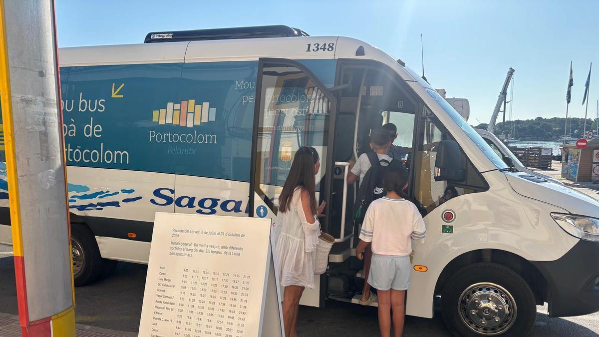 Los primeros usuarios del bus urbano.