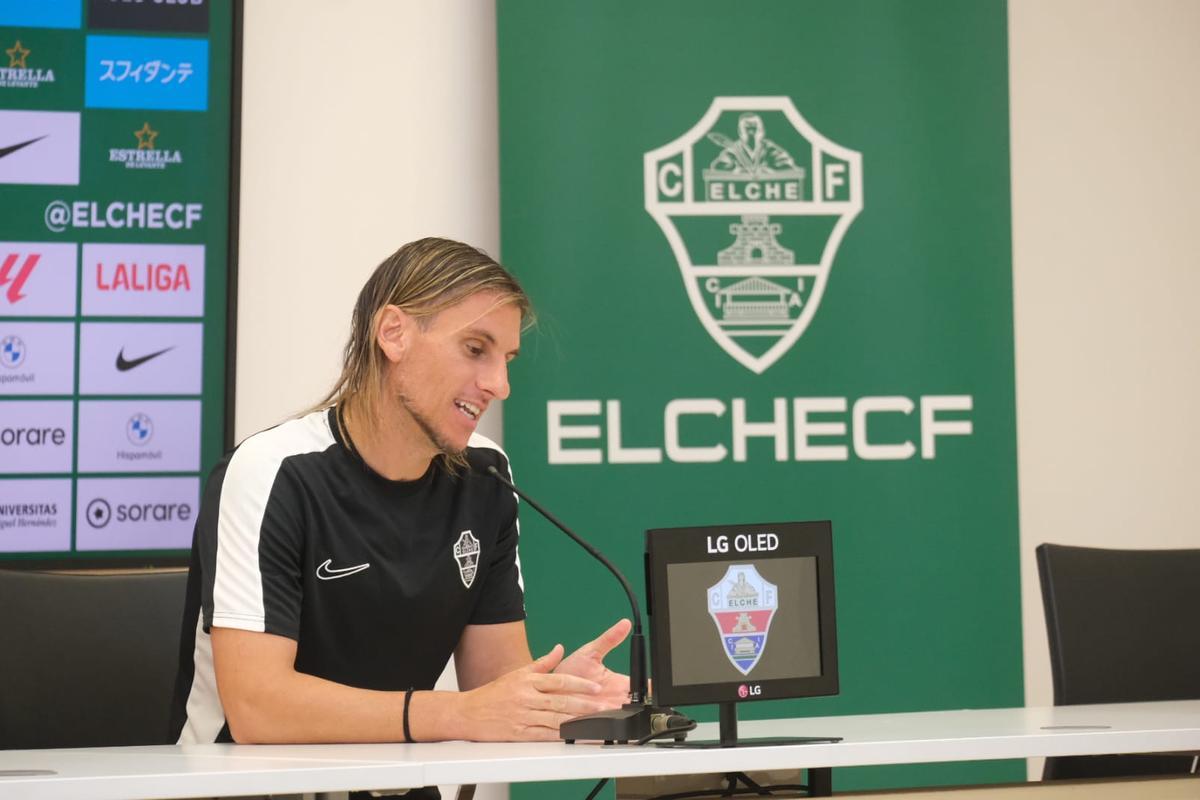 El técnico argentino dando explicaciones en la sala de prensa del estadio Martínez Valero