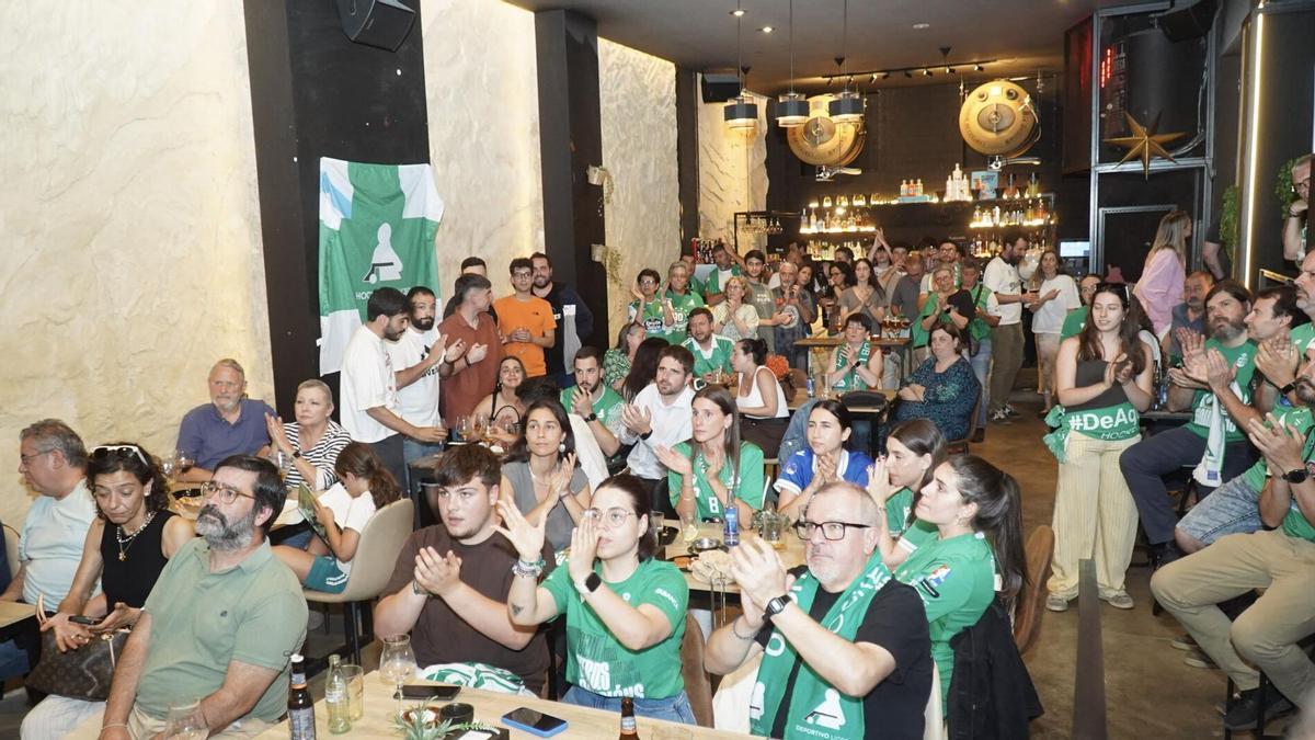 Los aficionados del Liceo aplauden en el bar La Cueva mientras siguen el duelo en Igualada.