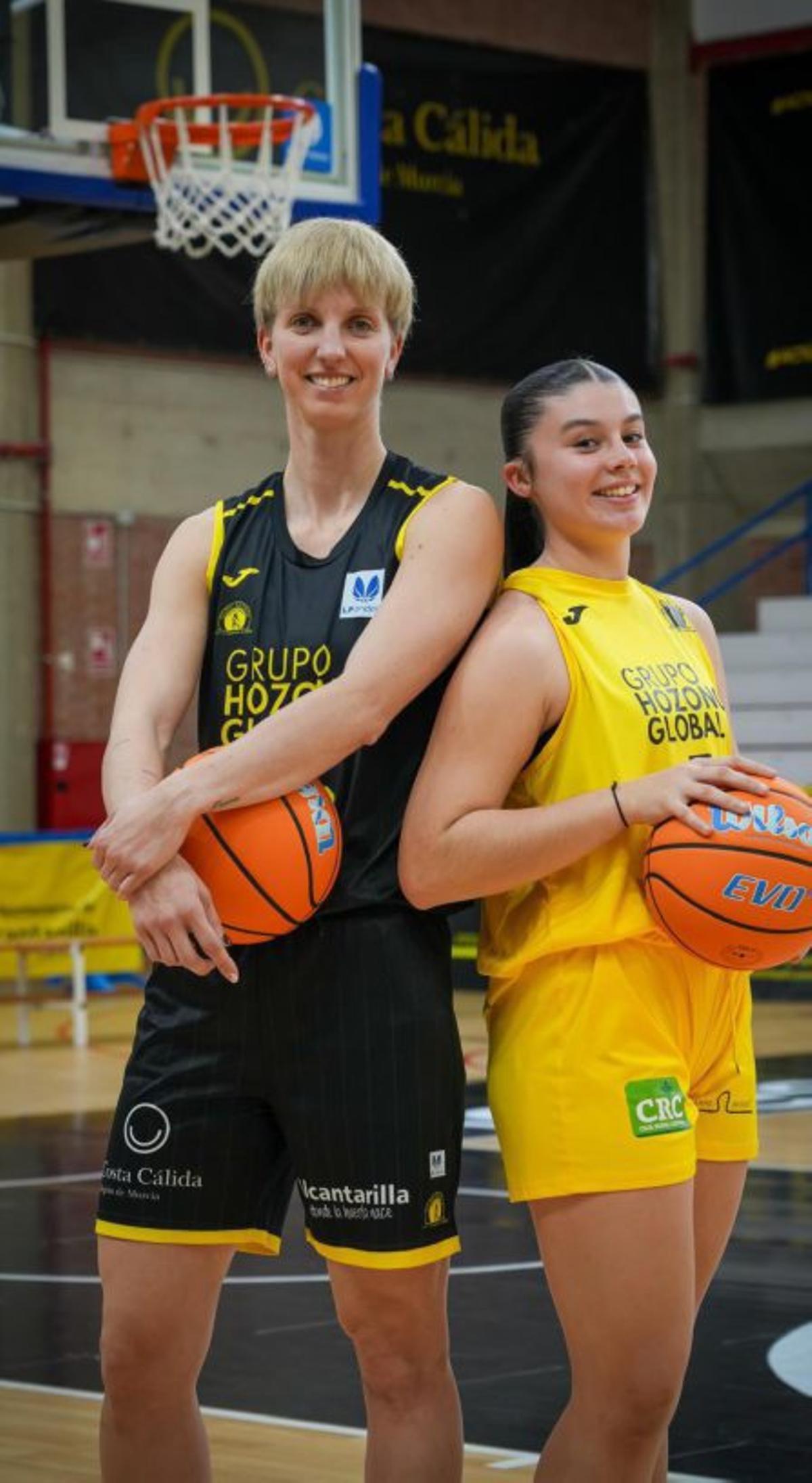 Laura Gil, con una jugadora del equipo infantil