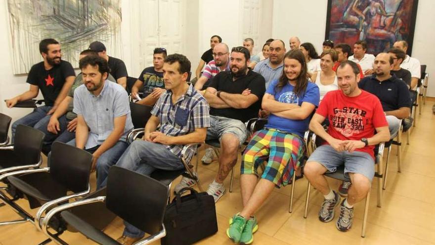 Los directivos de la UD Ourense, con los peñistas, ayer, en el Centro Cultural Marcos Valcárcel.