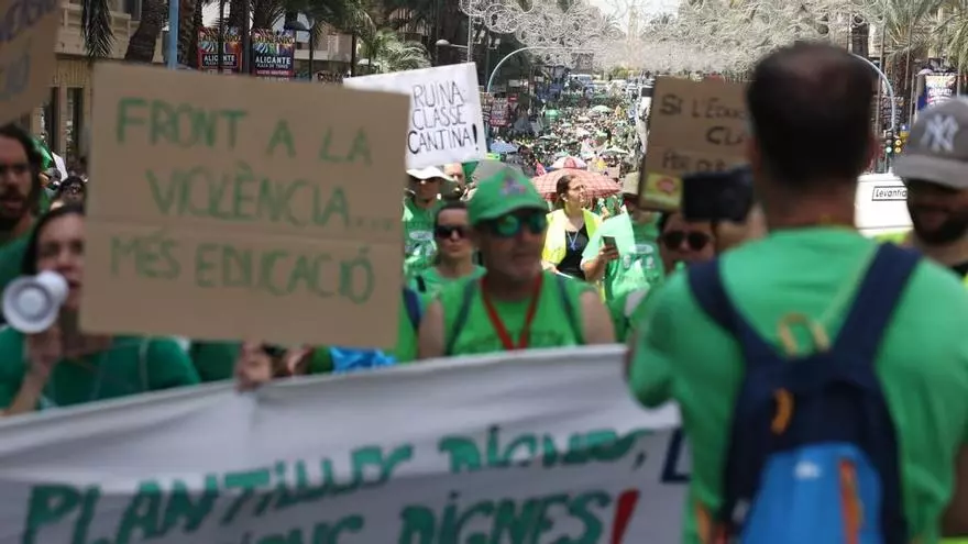 Cuarta semana de huelga: 4.000 profesores toman las calles del centro de Alicante