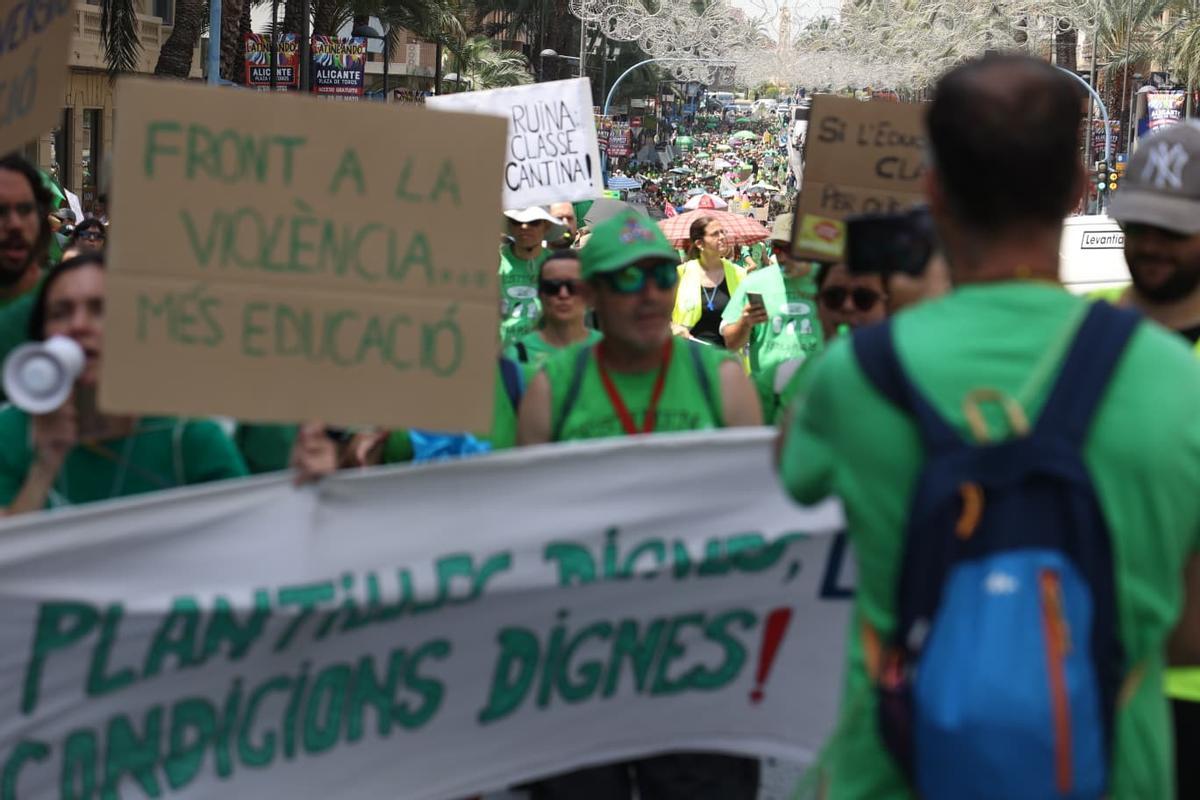 Profesores inundan las calles de Alicante: manifestación de la marea verde este martes