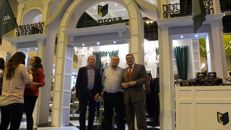 El alcalde de Vélez Málaga, Antonio Moreno Ferrer, visitó ayer el estand de Frutas Montosa.