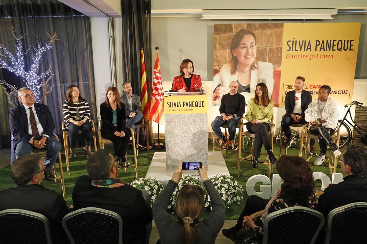 Sílvia Paneque i els altres vuit candidats del PSC.