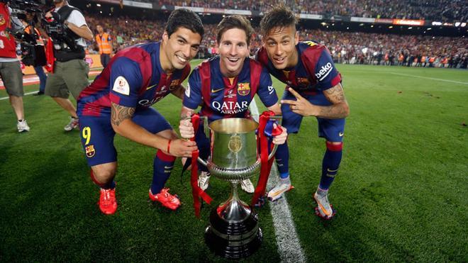 Junto a Leo Messi y Neymar da Silva en el Camp Nou con el trofeo que acredita al FC Barcelona como campeón de la Copa del Rey 2014/2015. 30 de mayo de 2015