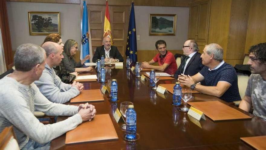 Mariscadores y pescadores, ayer reunidos con cargos públicos en la Delegación del Gobierno.