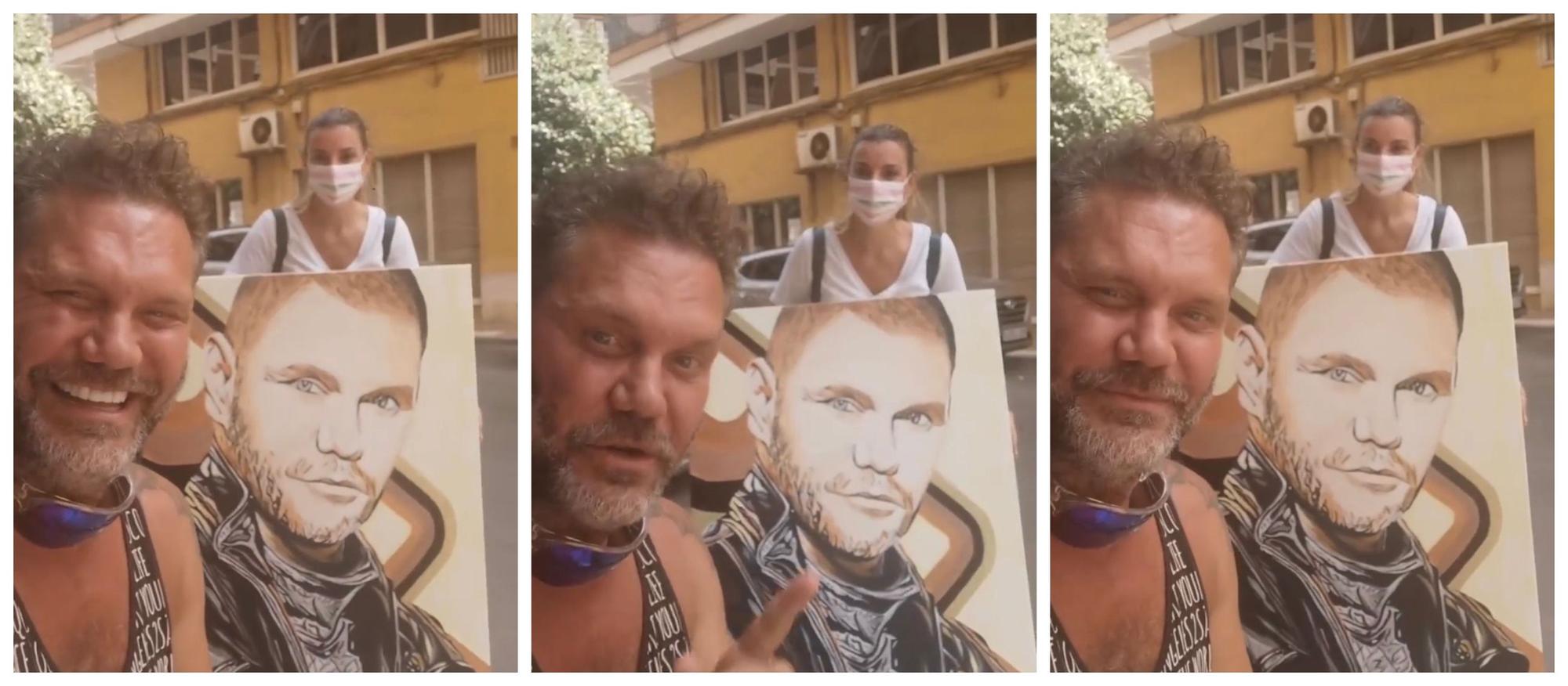 Nacho Vidal en Castelló, junto al retrato y a su autora, Marián Solís