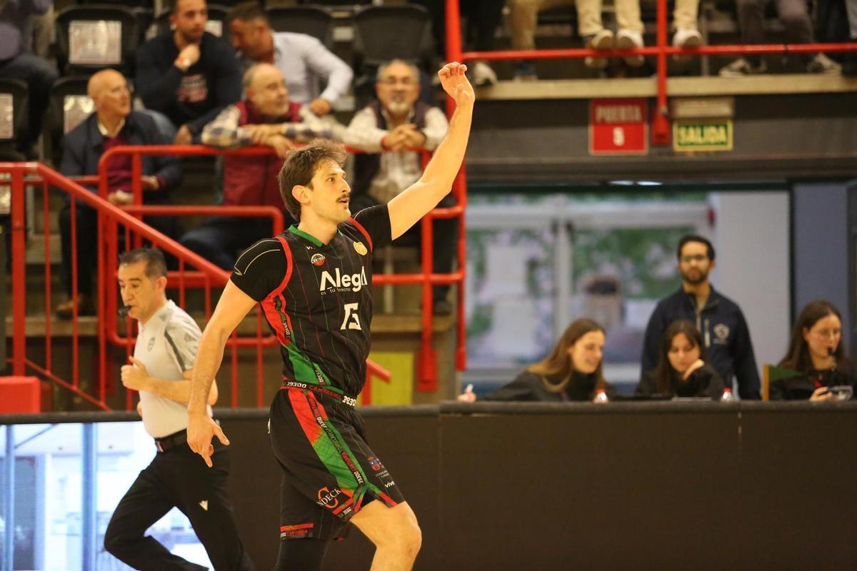 Pablo Hernández celebra una canasta con el Cantabria esta temporada.