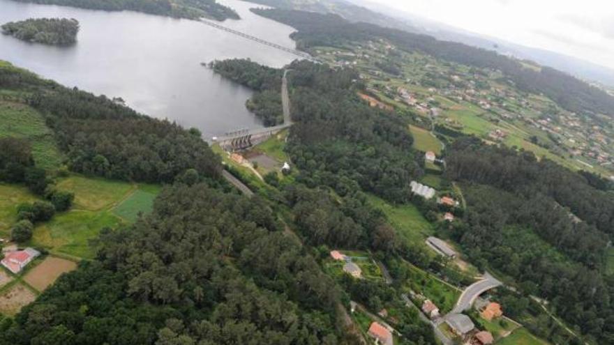 Vista aérea del embalse de Cecebre, afectado por el desarrollo. / víctor echave