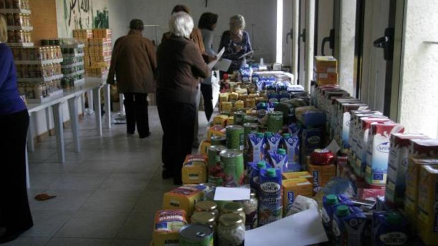 Las voluntarias, que forman una especie de ´ejército´ perfectamente coordinado, preparando los alimentos para repartir.