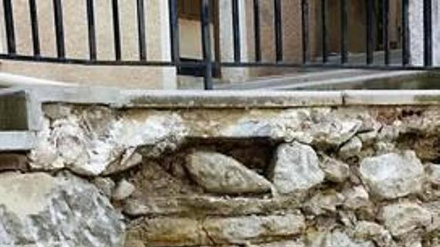 La fuente con sus tres piletas y el manantial cuando apareció tapiado durante unas obras.
