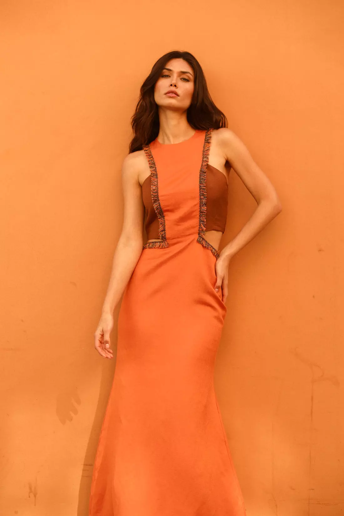 Los vestidos de invitada de primavera que te convertirán en la mejor vestida, sin importar tu edad 16 Moncloa Vestido Moana de Mattui: distinción y elegancia en naranja