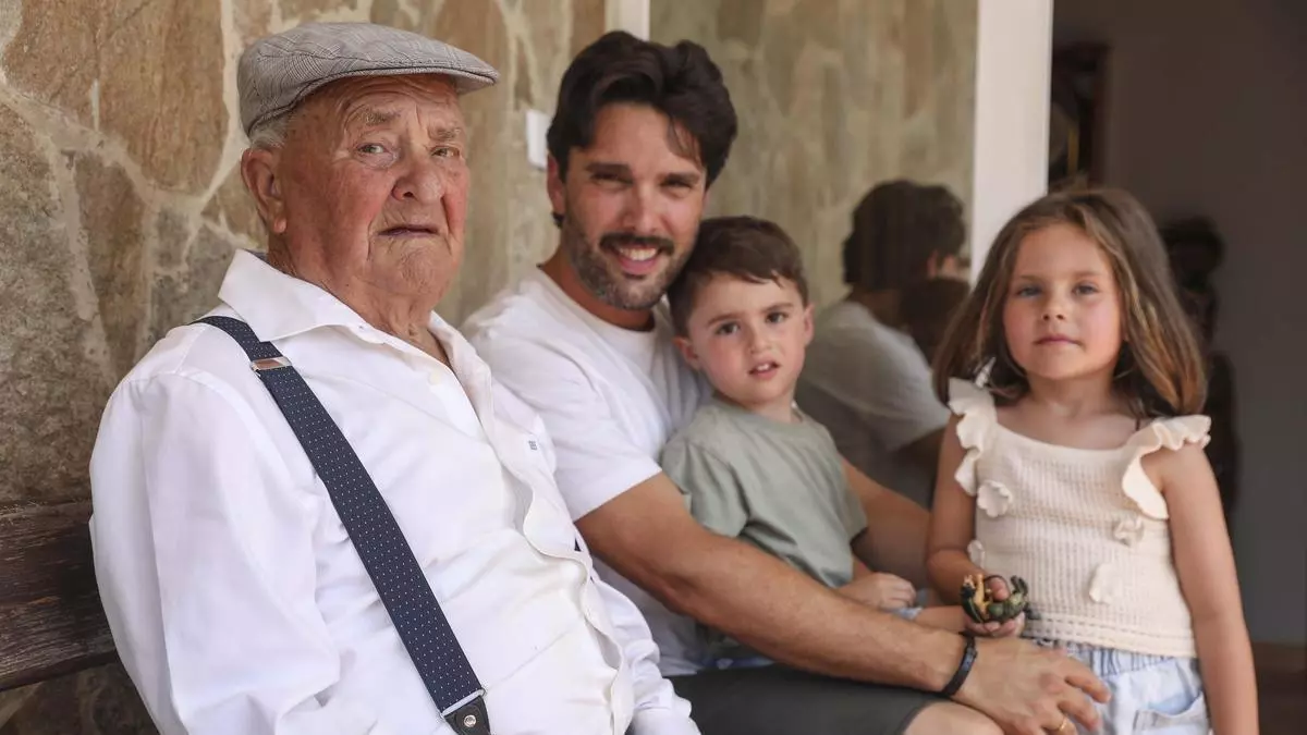 José Manuel Cifuentes, vecino de Porceyo: "En el pueblo hay tranquilidad y conoces a los vecinos; eso en la ciudad no lo tienes"