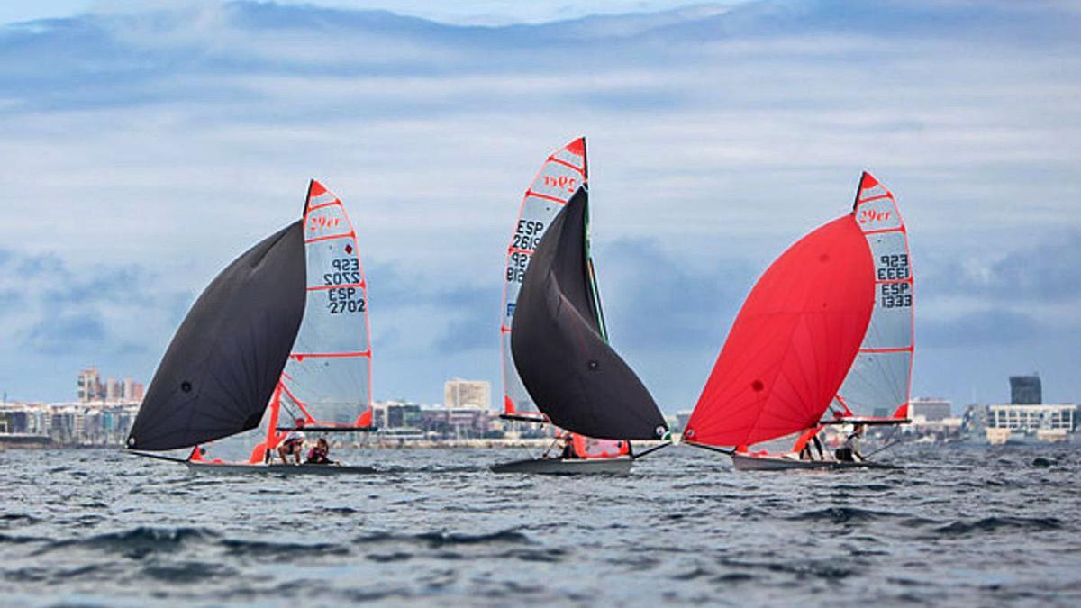 Imagen de archivo de una regata de la clase 29er en la bahía de la capital grancanaria. | | RCNGC