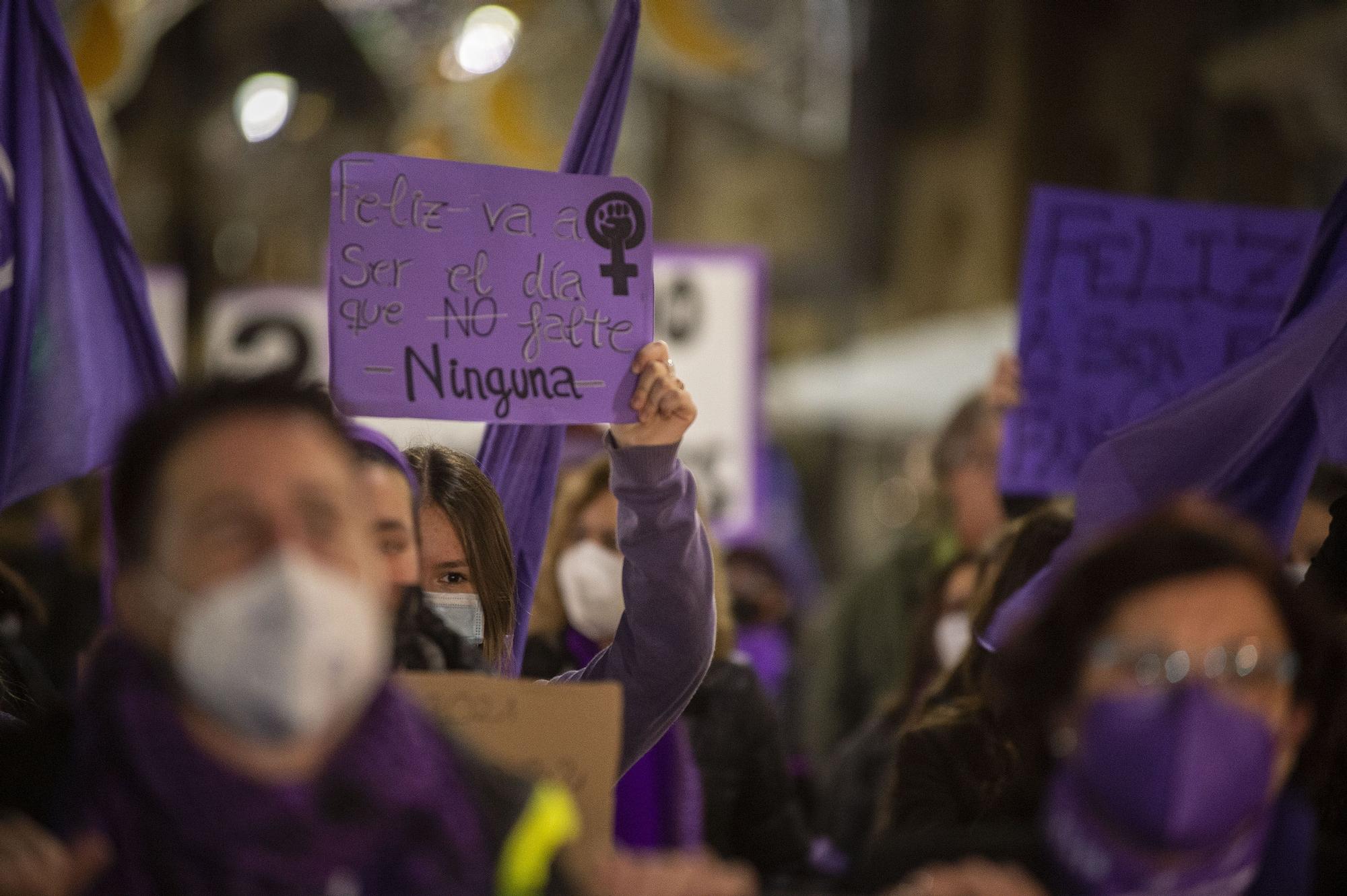 25N: Manifestación contra la violencia de género en Cartagena