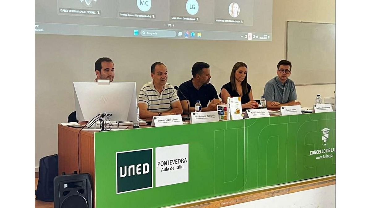 José Antonio Rodríguez presentando en el Aula Universitaria de Lalín