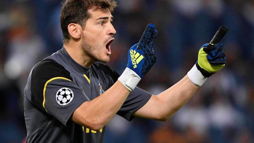 Casillas celebra la clasificación del Oporto para la fase de grupos de la Liga de Campeones.