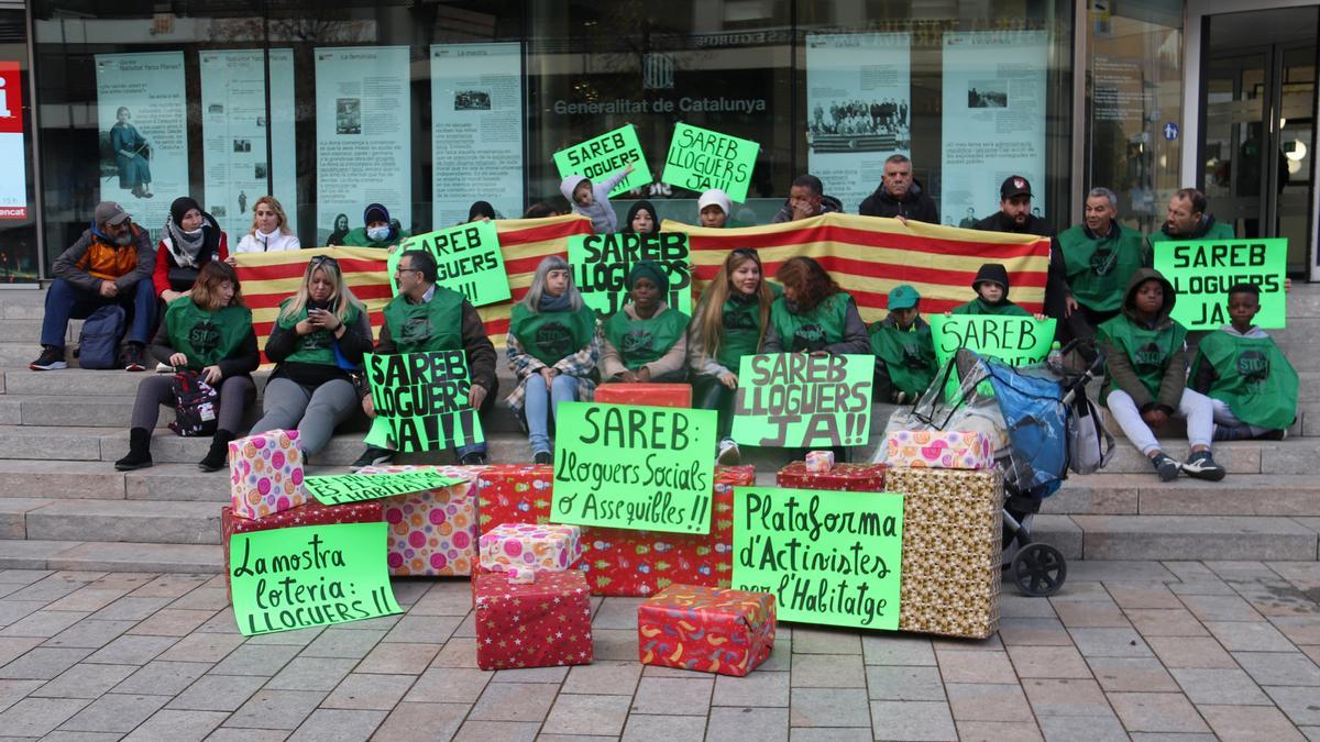 Un grup de famílies protesta a la Delegació del Govern per defensar el dret a l'habiatatge