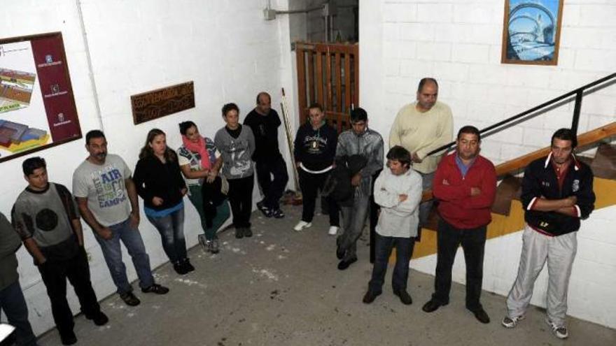 Alumnos del taller de empleo de Cambados, ayer.  // Noé Parga