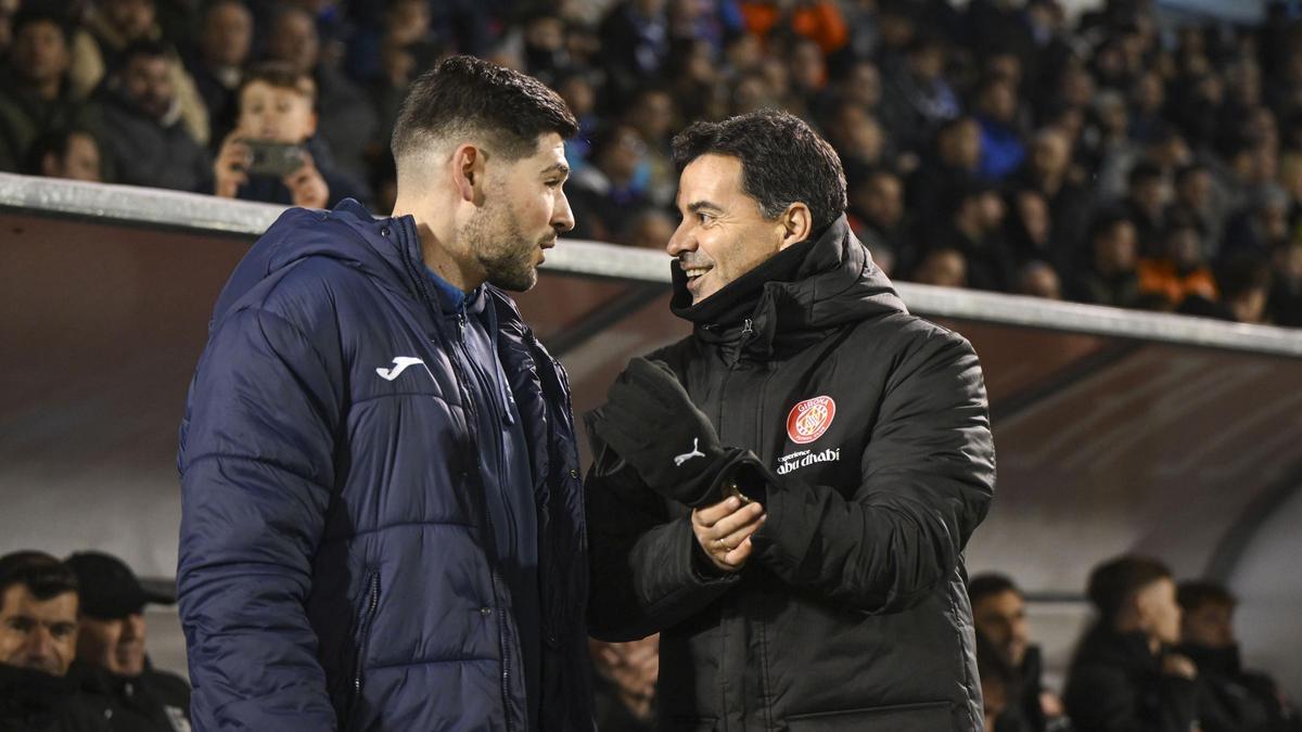 Míchel saluda l'entrenador de l'Ourense, Daniel Llácer, abans del partit.