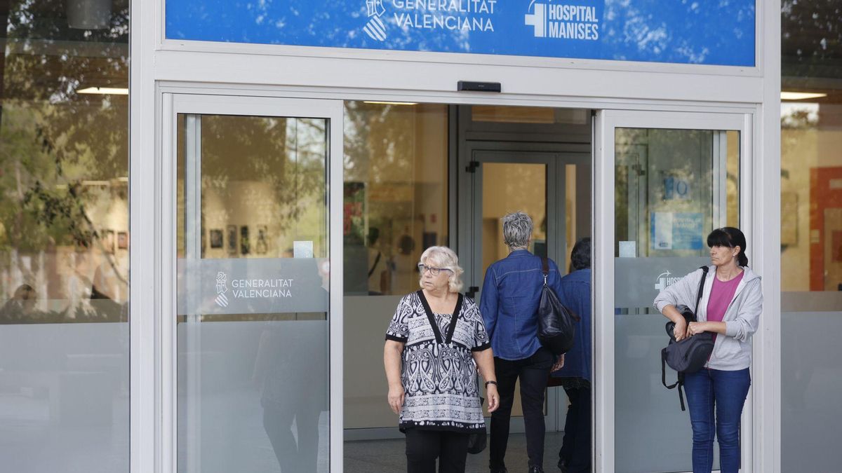 Pacientes en la puerta del hospital de Manises en una imagen de archivo.
