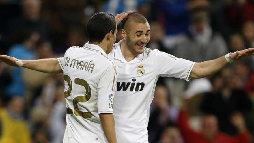 Di María felicita a Benzema tras lograr el francés el tercer gol del partido, con el que el Madrid igualaba en Liga el récord de 107 de la temporada 1989-90.