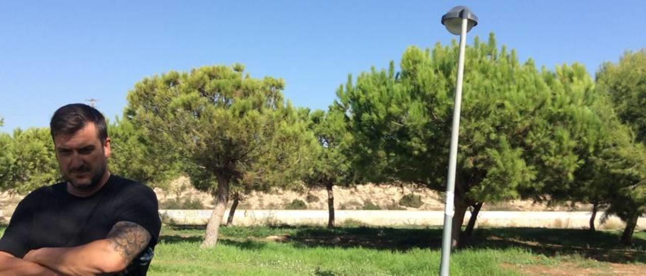 Aunque se han instalado farolas en el recinto para perros de San Gabriel, de momento no funcionan.