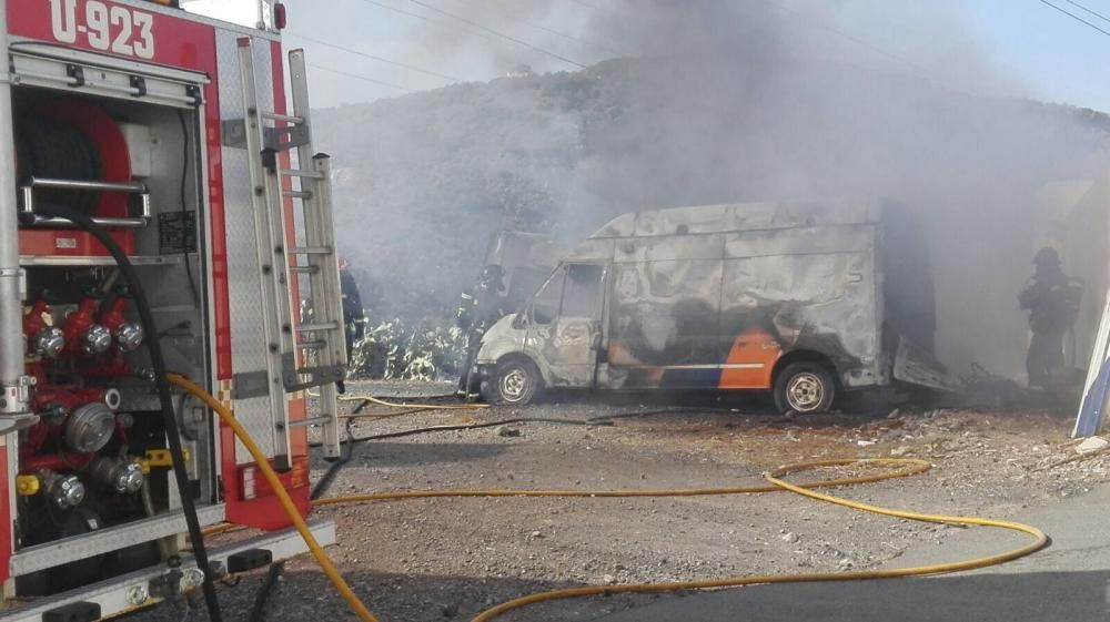 Incendio en Salto del Negro de tres ambulancias y un furgón