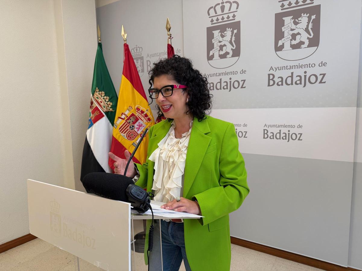 La portavoz del Grupo Municipal Socialista en el Ayuntamiento de badajoz, Silvia Rodríguez, en rueda de prensa.