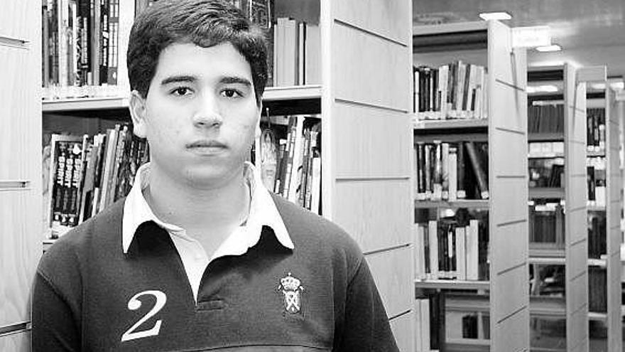 Pablo Álvarez Meana, en la biblioteca del centro municipal de El Llano.